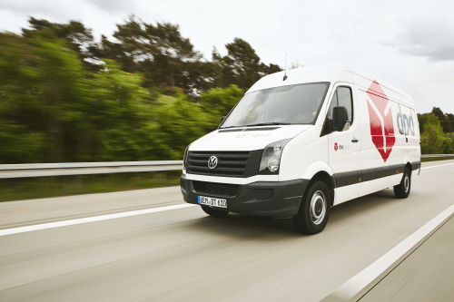DPD Zustellfahrzeug auf Autobahn von Transline24 in Raunheim